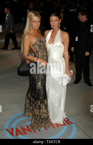 Paris Hilton & Nikki Hilton at the 2004 Vanity Fair Oscar Party at Morton's in West Hollywood, CA. The event took place on Sunday, February 29, 2004. Photo by: SBM / PictureLux  -  File Reference # 33790-4149SMBPLX Stock Photo