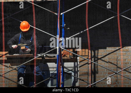 worker laying bricks on construction site Brooklyn NYC Stock Photo