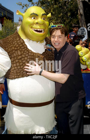 Mike Myers & Shrek at the World Premiere Attraction of 'Shrek 4D' at Universal Studios Hollywood in Universal City, CA. The event took place on Saturday, May 10, 2003. Photo by: SBM / PictureLux  -  File Reference # 33790-4628SMBPLX Stock Photo