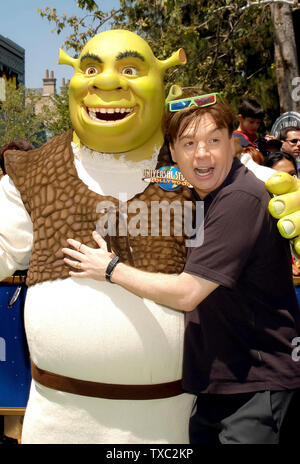 Mike Myers & Shrek at the World Premiere Attraction of 'Shrek 4D' at Universal Studios Hollywood in Universal City, CA. The event took place on Saturday, May 10, 2003. Photo by: SBM / PictureLux  -  File Reference # 33790-4627SMBPLX Stock Photo