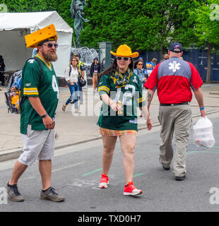 Jets' Sauce Gardner Parades Around Lambeau Field With Cheesehead