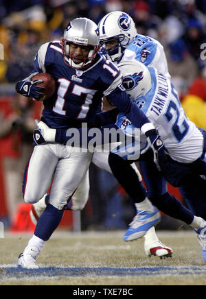 Runningback Antowain Smith, of the New England Patriots, returns a ball  down field, during the 3rd quarter, as the New England Patriots face the  Dallas Cowboys, at Gillette Stadium, in Foxboro, Mass