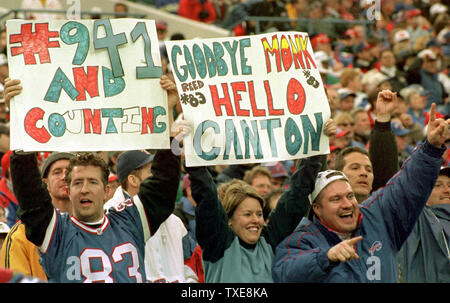 BUF2000010208 - 02 JANUARY 2000 - BUFFALO, NEW YORK, USA: Buffalo Bills fans react to Andre Reed's record setting day at Ralph Wilson Stadium in Orchard Park, New York, January 2. Reed became the second all-time receiver catching 941 passes for over 13,000 yards.  rg/gw/Gary Wiepert   UPI Stock Photo