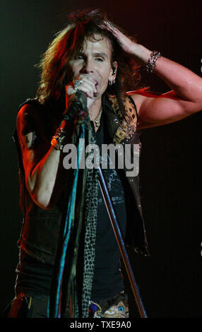 Stephen Tyler and Aerosmith perform at Trump Taj Mahal Hotel & Casino in  Atlantic City, New Jersey on August 8, 2004. (UPI Photo/Laura Cavanaugh  Stock Photo - Alamy