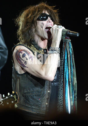 Stephen Tyler and Aerosmith perform at Trump Taj Mahal Hotel & Casino in  Atlantic City, New Jersey on August 8, 2004. (UPI Photo/Laura Cavanaugh  Stock Photo - Alamy