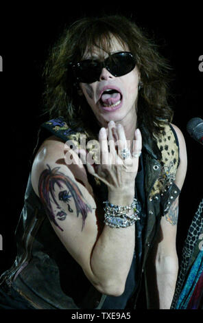 Stephen Tyler and Aerosmith perform at Trump Taj Mahal Hotel & Casino in  Atlantic City, New Jersey on August 8, 2004. (UPI Photo/Laura Cavanaugh  Stock Photo - Alamy