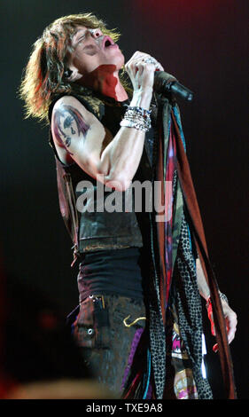 Stephen Tyler and Aerosmith perform at Trump Taj Mahal Hotel & Casino in  Atlantic City, New Jersey on August 8, 2004. (UPI Photo/Laura Cavanaugh  Stock Photo - Alamy