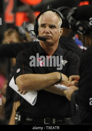 Atlanta Falcons coach Mike Smith yells instruction during the first ...