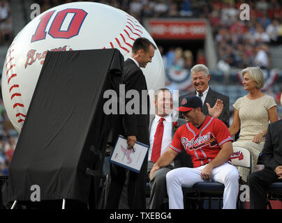 Former Atlanta Braves player David Justice, right, hugs Braves