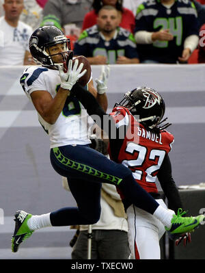 Seattle Seahawks' Golden Tate (81) catches the ball in front of Oakland ...