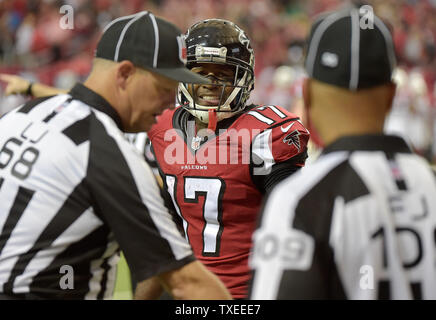 Atlanta Falcons wide receiver Devin Hester (17) looses control of