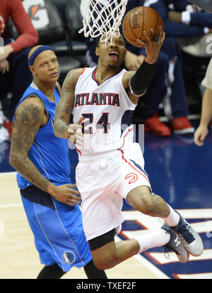 Dallas Mavericks forward Charlie Villanueva (3) defends Oklahoma City ...