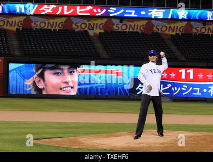 Texas Rangers right-hander Yu Darvish (L) chats with Nippon