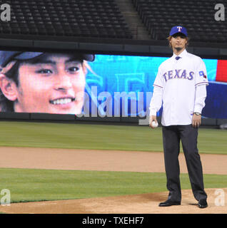 Texas Rangers right-hander Yu Darvish (L) chats with Nippon