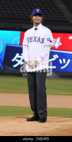 Texas Rangers right-hander Yu Darvish (L) chats with Nippon