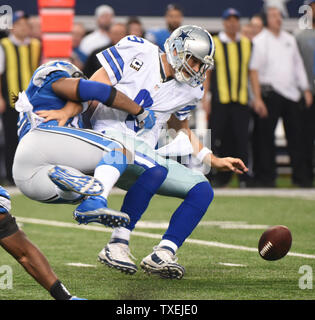 Dallas Cowboys' Tony Romo drops back to pass in the second quarter ...