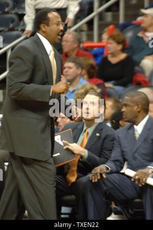 Atlanta Hawks coach Mike Woodson (L) moves along his bench in Atlanta's Phillips Arena during the Atlanta Hawks game against visiting L.A. Clippers November 10, 2005. The Hawks were defeated by the Clippers 102-95, (UPI Photo/John Dickerson) Stock Photo