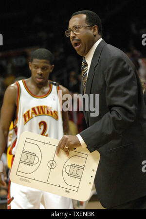 Atlanta Hawks coach Mike Woodson comments to players as a time out ends late in the fourth period February 22, 2006, in Atlanta's Philips Arena. Joe Johnson (2) looks on.The Sonics defeated the Hawks 114-109. (UPI Photo/John Dickerson) Stock Photo