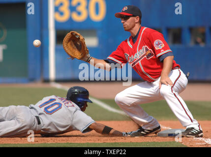 New York Mets Cliff Floyd get safely back to first base on a pick-off attempt covered by Atlanta Braves first baseman Adam LaRoche in the ninth inning on July 30, 2006, at Atlanta's Turner Field. The Mets defeated the Braves 10-6 for a sweep of the three-game series. (UPI Photo/John Dickerson) Stock Photo