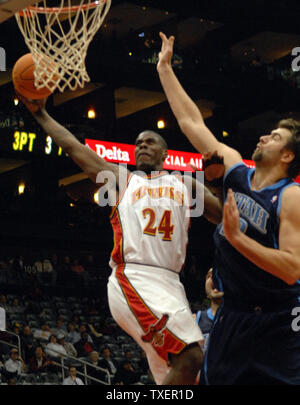 Atlanta Hawks Marvin Williams (24) puts up two against the defense of Utah Jazz Mehmet Okur (13), of Turkey, in the fourth period at Philips Arena in Atlanta, December 20, 2006. The Jazz dfeated the Hawks 112-106. (UPI Photo/John Dickerson) Stock Photo