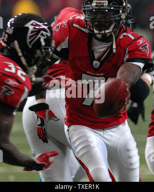 Michael Vick hands off to Warrick Dunn during the Atlanta Falcons