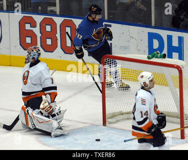 Atlanta Thrashers Ilya Kovalchuk (17), of Russia, skates behind New York Islanders goaltender Mike Dunham (1) and defensemen Chris Campoli (14) after he scored the winning goal in overtime at Philips Arena in Atlanta, January 26, 2007. The Thrashers defeated the Islanders in overtime 5-4. (UPI Photo/John Dickerson) Stock Photo