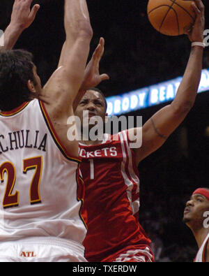 Houston Rockets Tracy McGrady (1) goes up for two against Atlanta Hawks Zaza Pachulia (27), of Georgia, in the fourth period at Philips Arena in Atlanta, February 23, 2007.  McGrady was high scorer for the Rockets with 37 points as the Hawks defeated the Rockets 105-99. (UPI Photo/John Dickerson) Stock Photo