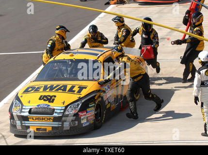 The crew of Matt Kenseth's DeWalt Ford helps him leave the pits after a stop for fuel only during the Aaron's 499 NASCAR Nextel Cup series race at Talladega Superspeedway in Talladega, Alabama on April 29, 2007. (UPI Photo/John Dickerson) Stock Photo