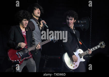 Nick Jonas, left, Joe Jonas, and Kevin Jonas, right, of the Jonas Brothers pop band perform after the NHL All-Star teams practiced at Philips Arena in Atlanta on January 26, 2008. The National Hockey League's 56th All-Star Game will be held on January 27. (UPI Photo/Roger L. Wollenberg) Stock Photo