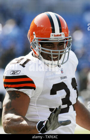 Cleveland Browns running back Jamal Lewis (31) stretches the ball ...