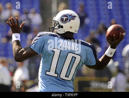 30 December 2007: Tennessee Titans quarterback Vince Young (10) against the  Indianapolis Colts during their NFL game at the RCA Dome in Indianapolis,  Indiana. (Icon Sportswire via AP Images Stock Photo - Alamy