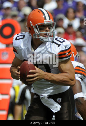 Cleveland Browns quarterback Brady Quinn (10) looks to hand off