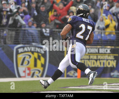 27 December 2009: Baltimore Ravens Domonique Foxworth (24) leaps