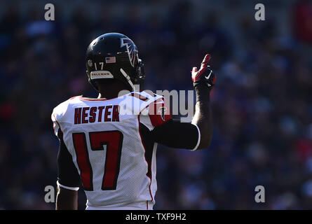 Atlanta Falcons wide receiver Devin Hester (17) looses control of