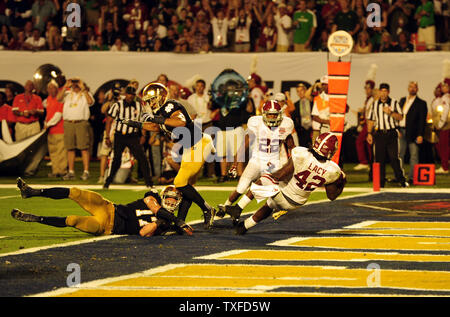 during the first half of the BCS National Championship NCAA college football  game Monday, Jan. 10, 2011, in Glendale, Ariz. (AP Photo/Matt York Stock  Photo - Alamy