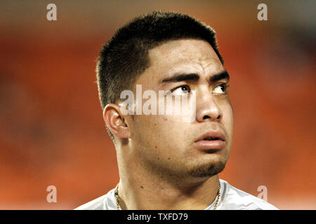 Notre Dame linebacker Manti Te'o #5 stretches prior to playing against Alabama in the BCS National Championship in Miami on January 7, 2013.  UPI/Marc Serota Stock Photo