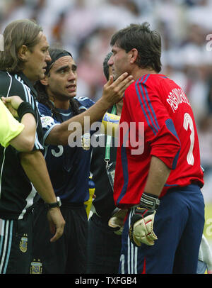 Argentina's goal keeper Roberto Abbondanzieri  is remontivated by his team players to continue but had to resign soon afterwards due to injury during World Cup soccer at Olympiastadion on Friday, June 30, 2006 in Berlin, Germany. Germany defeated Argentina 4-2.   (UPI Photo/Arthur Thill) Stock Photo