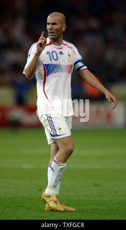 France's Zinedine Zidane (10) gives instructions in the World Cup