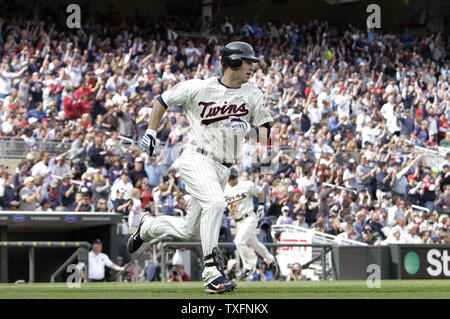 Minnesota Twins' Nick Punto during a baseball game against the Texas  Rangers, Thursday, Aug. 20, 2009 in Arlington, Texas. (AP Photo/Tony  Gutierrez Stock Photo - Alamy