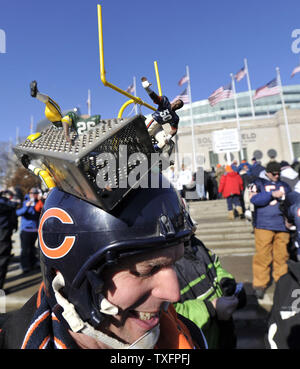 https://l450v.alamy.com/450v/txfpfj/chicago-bears-fan-dave-hanson-of-cary-illinois-gets-ready-for-the-chicago-bears-green-bay-packers-nfc-championship-game-at-soldier-field-in-chicago-on-january-23-2011-upibrian-kersey-txfpfj.jpg