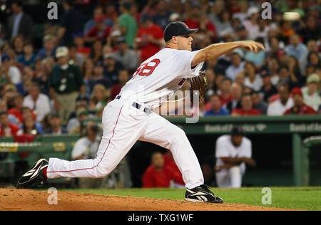 Boston Red Sox pitcher Jonathan Papelbon closes out the ninth inning against the Detroit Tigers at Fenway Park in Boston on August 16, 2006. Boston won the game 6-4. (UPI Photo/Katie McMahon) Stock Photo