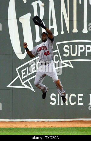 Torii Hunter takes a punch from the Target Field wall – Twin Cities