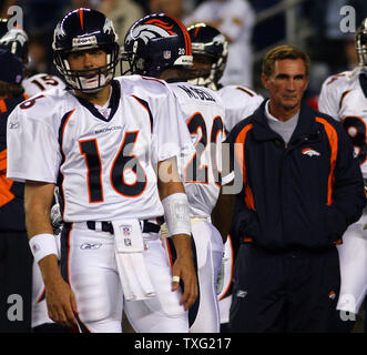 Denver Broncos head coach Mike Shanahan (R) looks back to the field as his  quarterback Jake Plummer (L) leaves the field after settling for a field  goal against the San Diego Charger