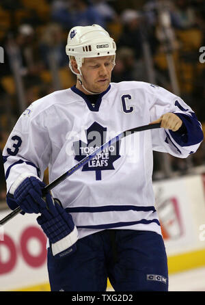Toronto Maple Leafs captain Mats Sundin of Sweden checks his stick as the Maple Leafs take on the Boston Bruins at the TD Banknorth Garden in Boston on December 7, 2006. (UPI Photo/Katie McMahon) Stock Photo