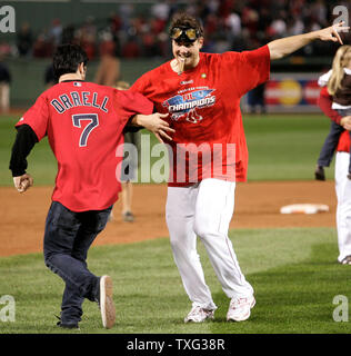 https://l450v.alamy.com/450v/txg38r/boston-red-sox-pitcher-jonathan-papelbon-does-a-dance-on-the-infield-with-marc-orrell-of-the-band-the-dropkick-murphys-while-celebrating-with-his-team-after-the-red-sox-defeated-the-cleveland-indians-11-2-in-the-seventh-game-of-the-american-league-championship-series-at-fenway-park-in-boston-on-october-20-2007-upi-photomatthew-healey-txg38r.jpg