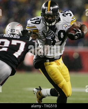 Pittsburgh Steelers running back Willie Parker (39) gains ten yard for a  first down by evading San Diego Chargers linebacker Jyles Tucker (94) in  the fourth quarter of the Steelers 11-10 win