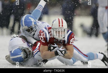 Tennessee Titans Keith Bulluck (53) attempts to tackle Denver Broncos  running back Tatum Bell (26) at Invesco Field at Mile High in Denver,  Colorado, Saturday, August 19, 2006, in NFL preseason action. (