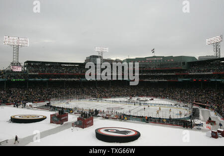 2010 Bridgestone Winter Classic - Philadelphia Flyers v Boston Bruins