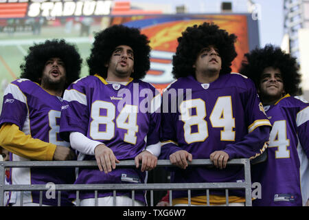 KRT SPORTS STORY SLUGGED: VIKINGS-BEARS KRT PHOTOGRAPH BY JIM PRISCHING/ CHICAGO TRIBUNE (December 5) CHICAGO, IL -- Minnesota Vikings wide receiver  Randy Moss has the ball knocked lose by Chicago Bears cornerback Charles