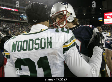 Green Bay Packers quarterback Aaron Rodgers (L) shakes hands with Chicago  Bears cornerback Charles Tillman after